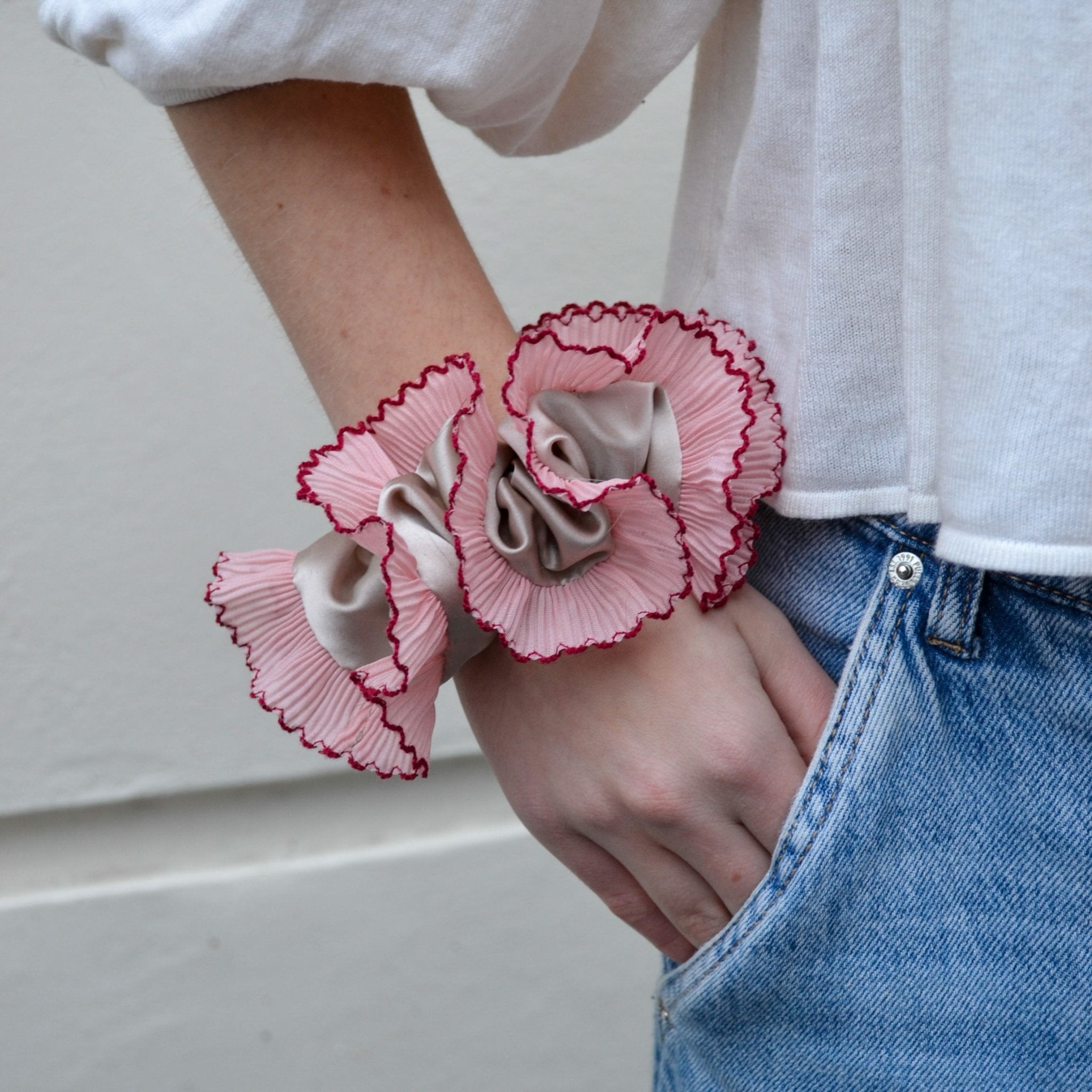 PERL X STAISE SILK SCRUNCHIE - PERL Cosmetics